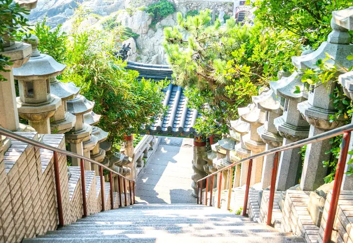 Escalier de 108 marches du temple Haedong Yoggungsa