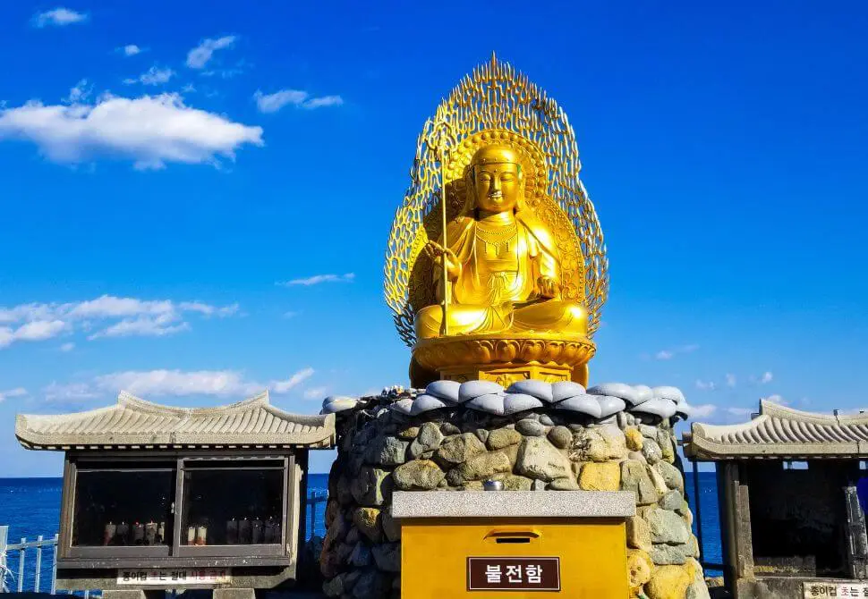 Statue dorée Jijangbosal au Temple Haedong Yoggungsa