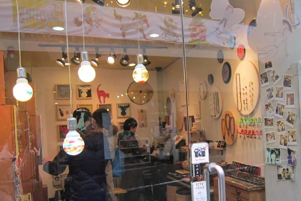 L'intérieur d'une boutique du centre commercial Ssamziegil