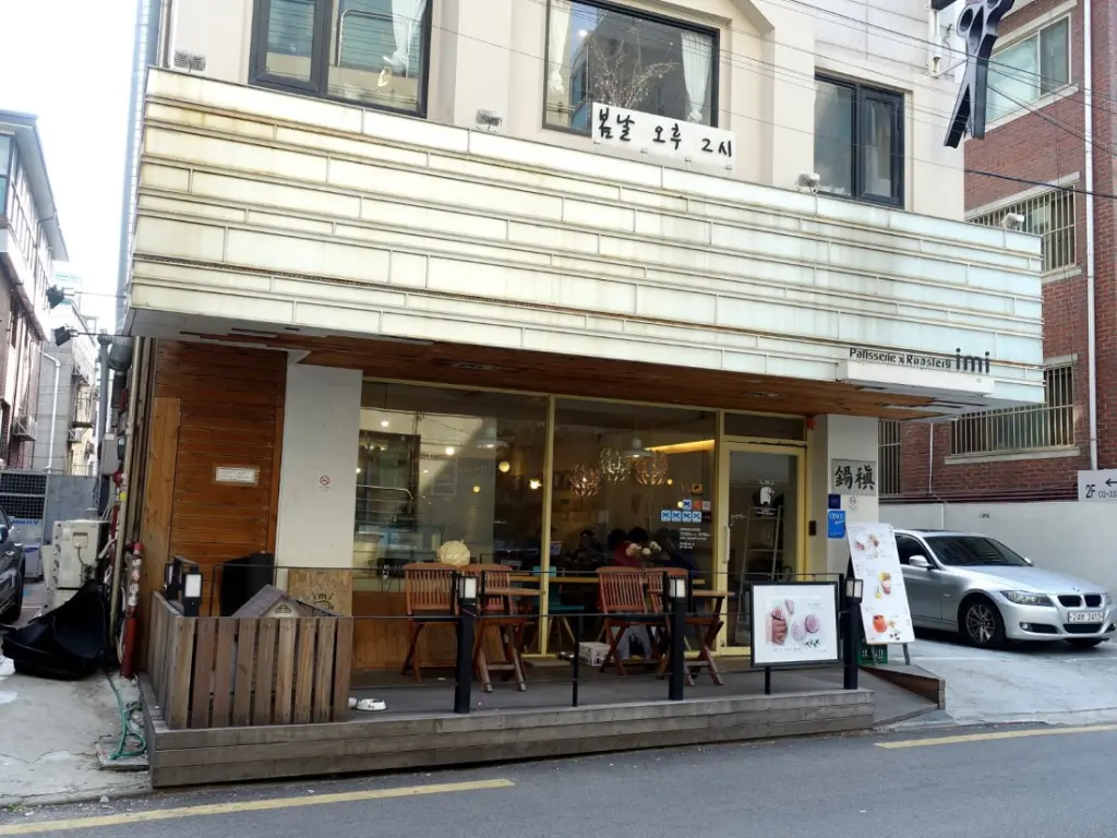 Façade d'un café à Hongdae
