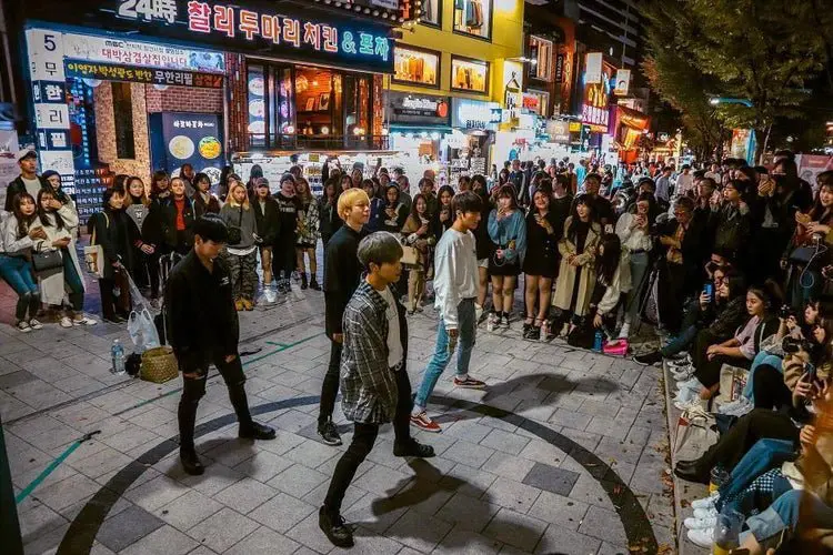 Concert de rue à Hongda
