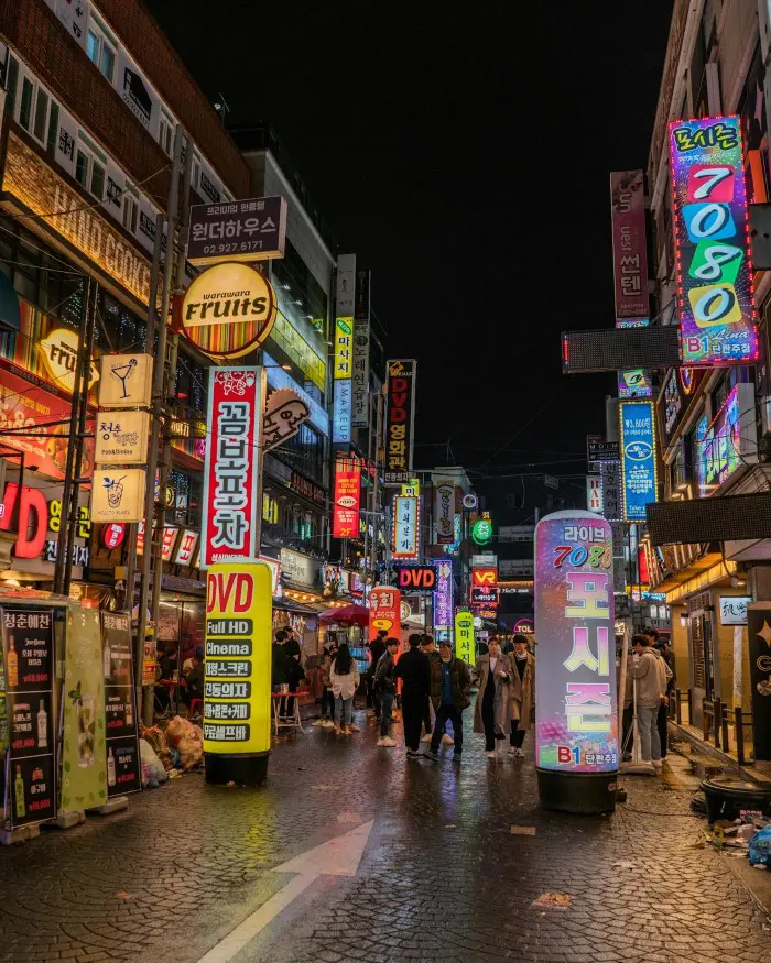 Rue du quartier d'Hongdae à Séoul