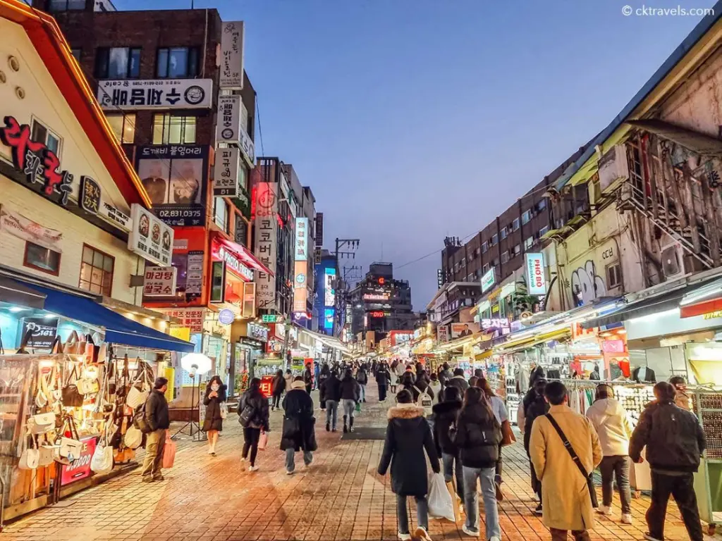 Hongdae Street très animée pendant une visite nocturne