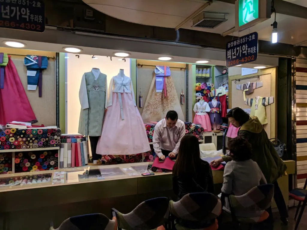 Vendeur de hanboks au marché de Gwangjang
