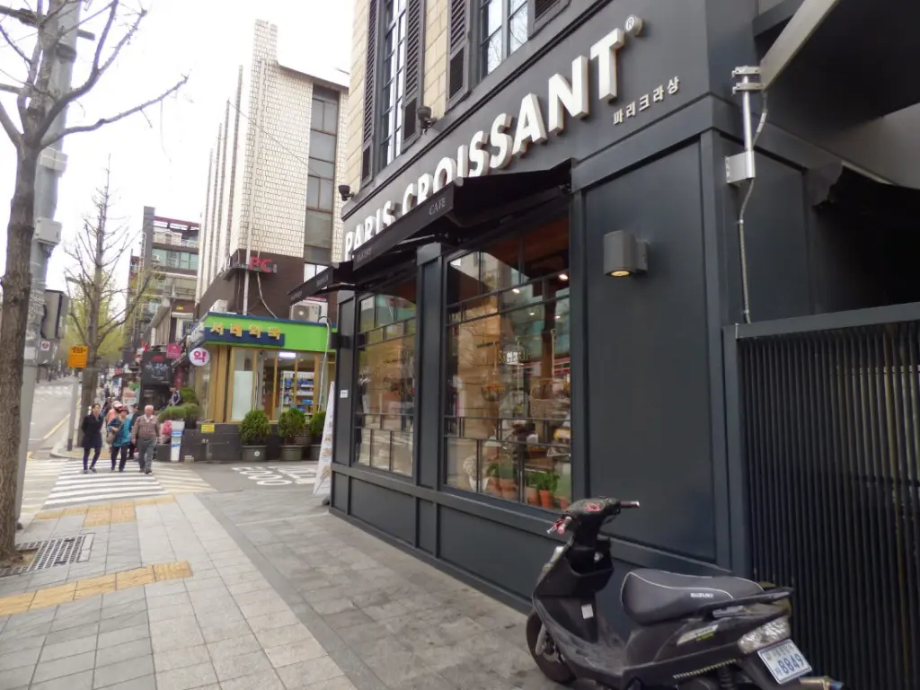 Boutique "Paris Croissant" dans le quartier français de Séoul