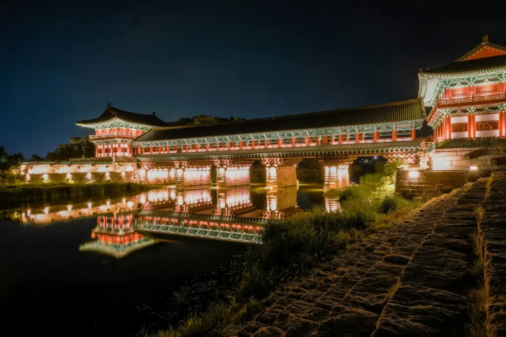 Le Pont de Woljeonggyo​ illuminé la nuit se reflétant sur l'eau