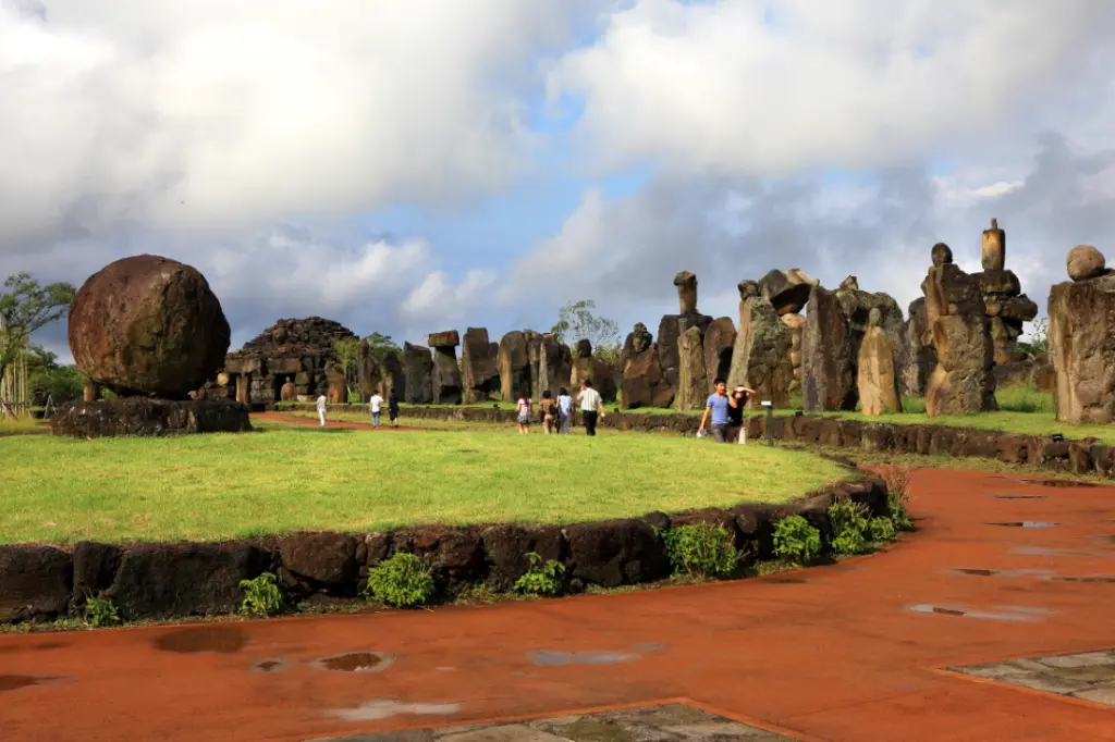 Des gens se baladent au Jeju Stone Park