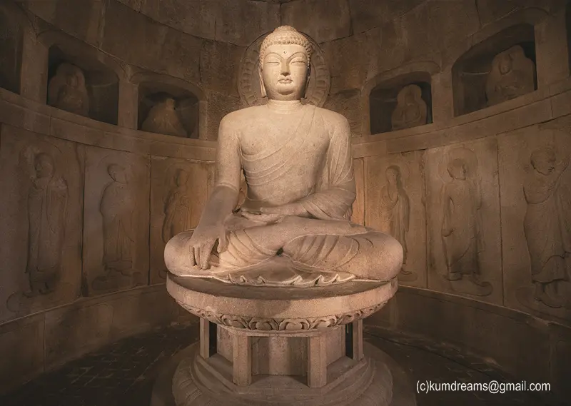 Statue de Buddha à l'intérieur de la grotte Seokguram