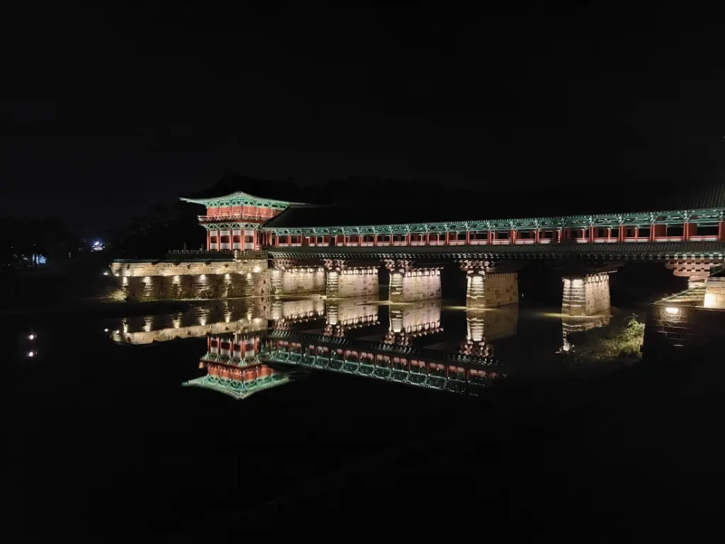 Pont de Woljeonggyo de nuit se reflétant sur l'eau
