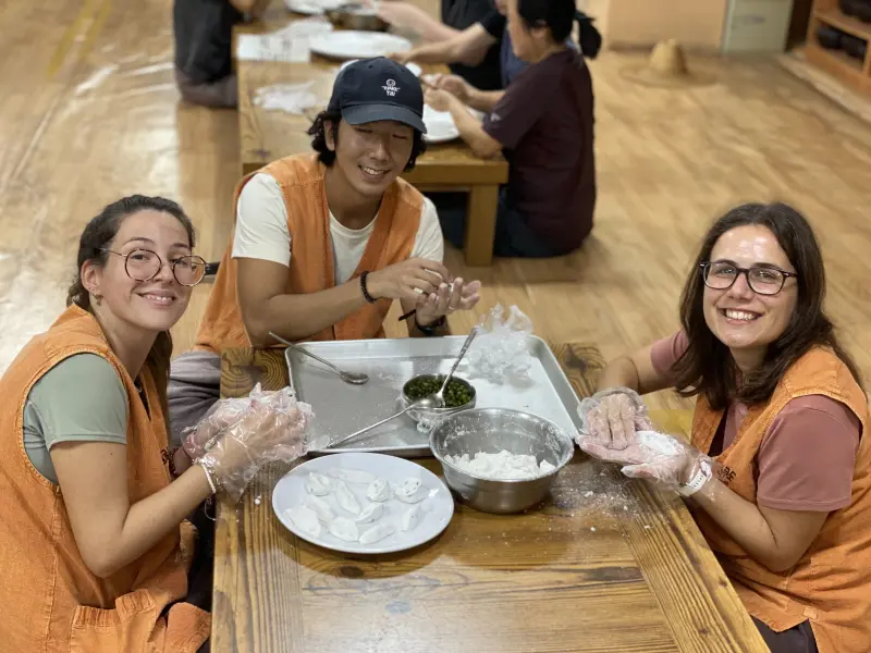 Atelier cuisine au temple golgulsa pendant un programme temple stay