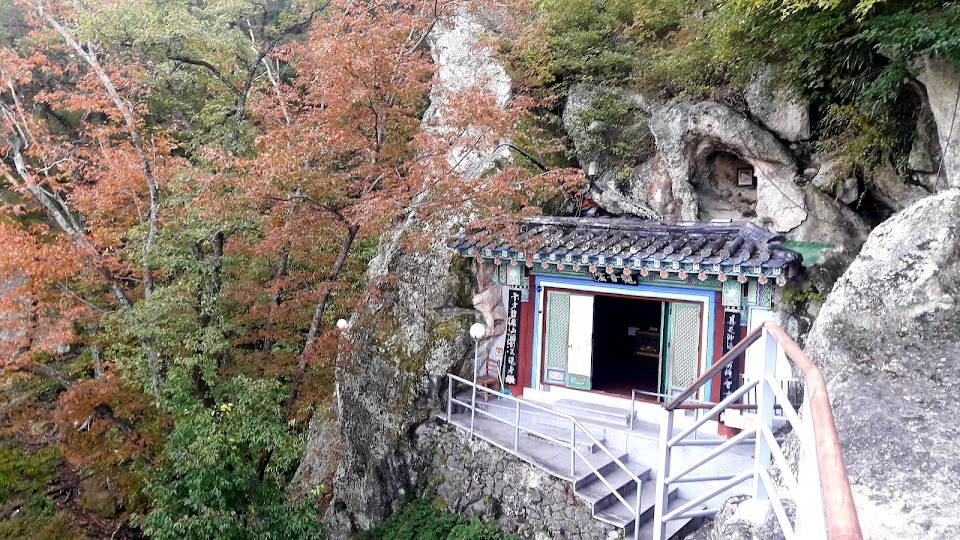 Grotte dans les montagnes au Temple de Golgulsa