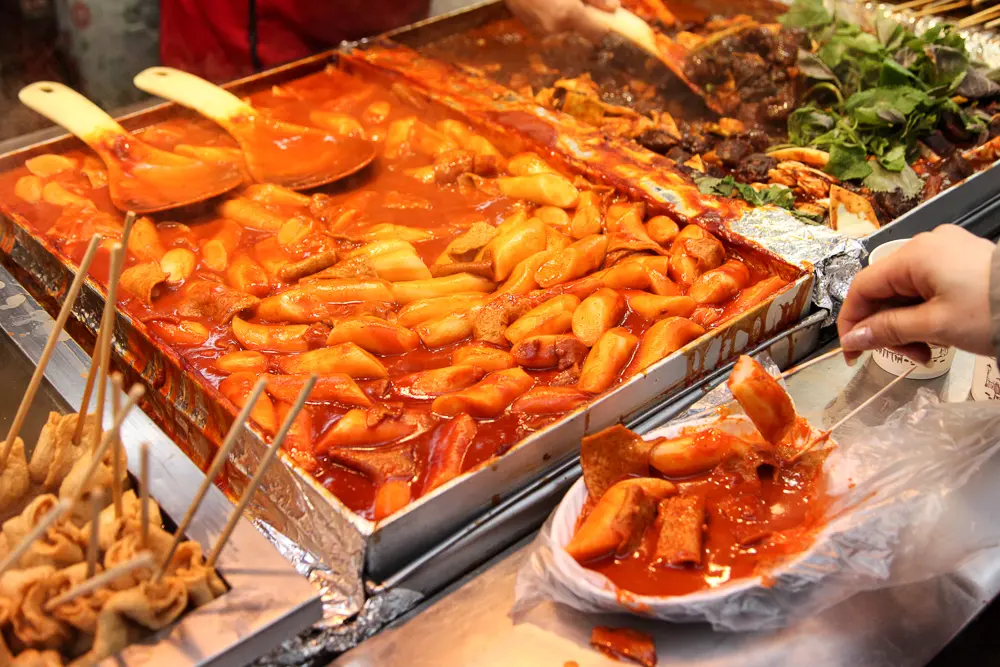 Tteokbokki : pâte de riz dans une sauce pimentée et sucrée