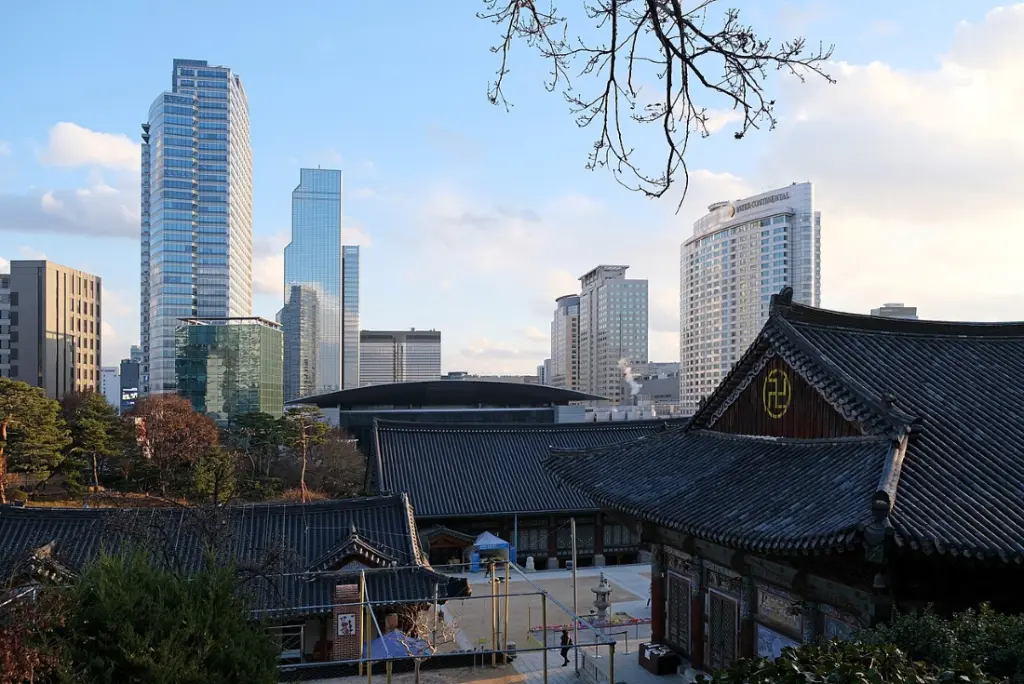 Vue de Bongeunsa sur les buildings de Séoul