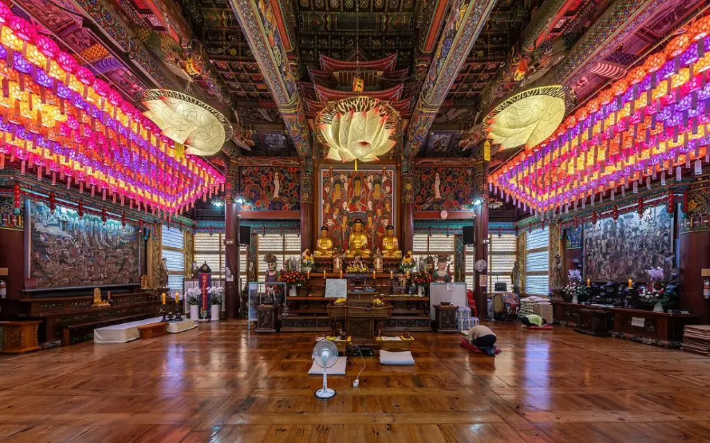 Intérieur du bâtiment principal du temple bongeunsa à Séoul