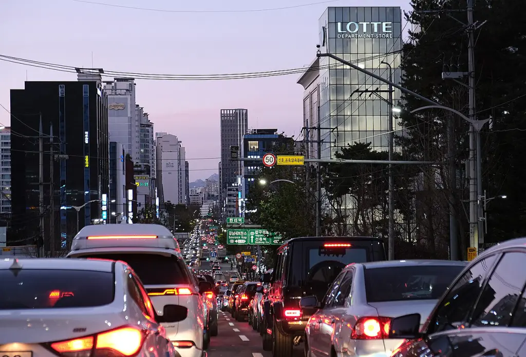 Des voitures en embouteillage sur un boulevard du quartier de Gangnam à Séoul