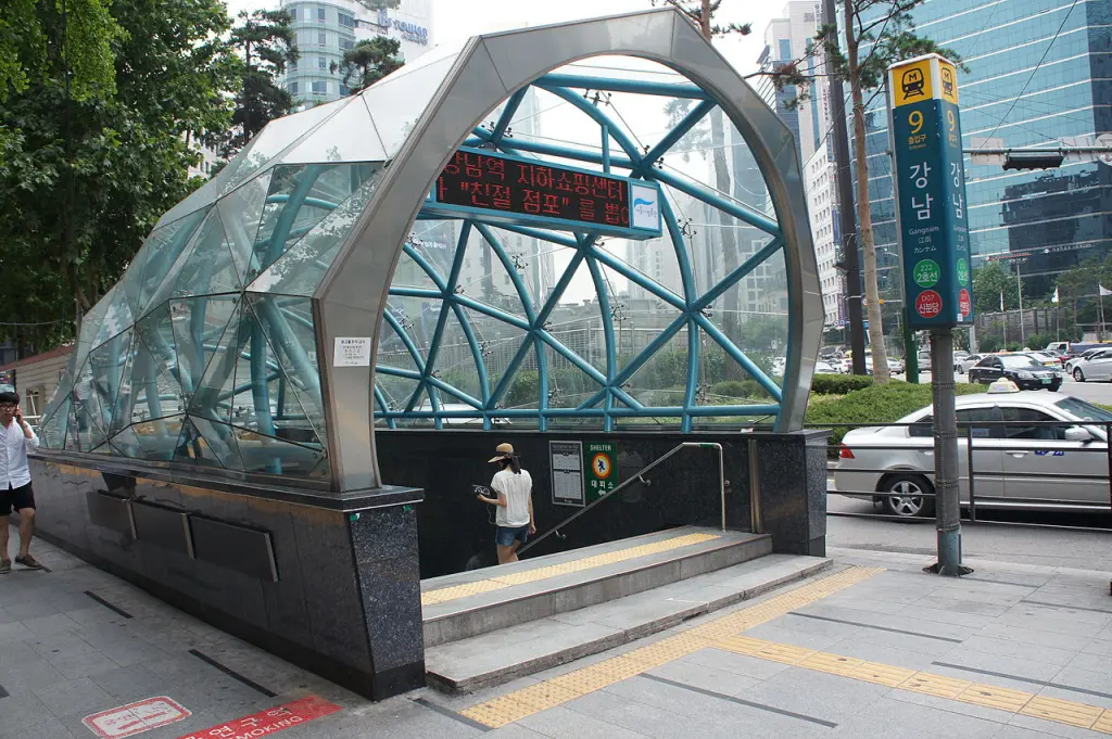 Entrée d'une station de métro dans le quartier de Gangnam de Séoul