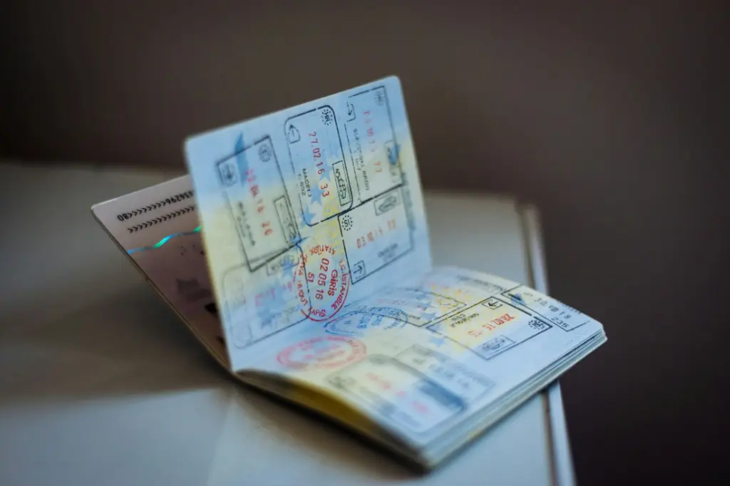 Passeport ouvert avec différents tampons