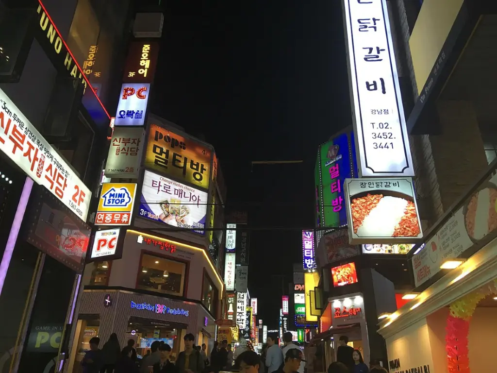 Rue commerçante du quartier de Gangnam
