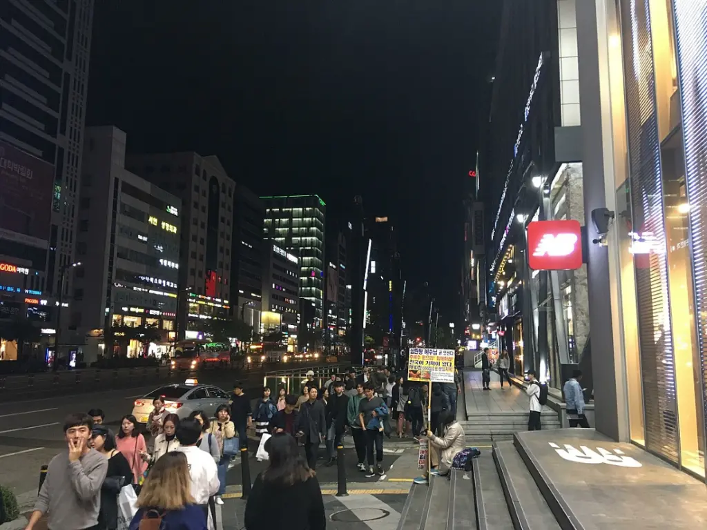 Rue animée de nuit du quartier de Gangnam