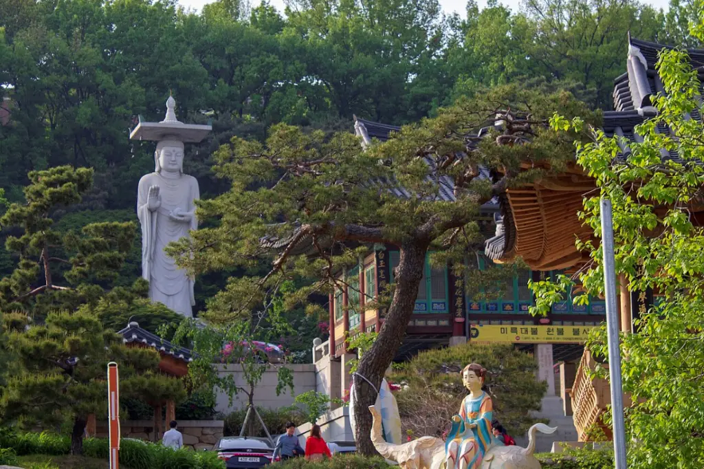 Statue Maitreya Buddha au temple Bongeunsa à Séoul