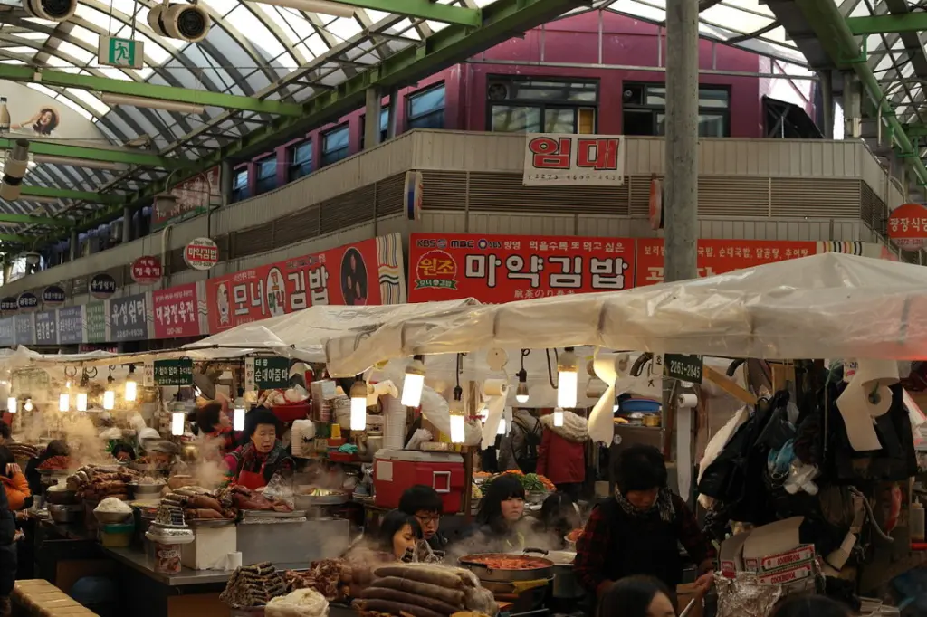 Intérieur du marché de Gwangjang de Séoul