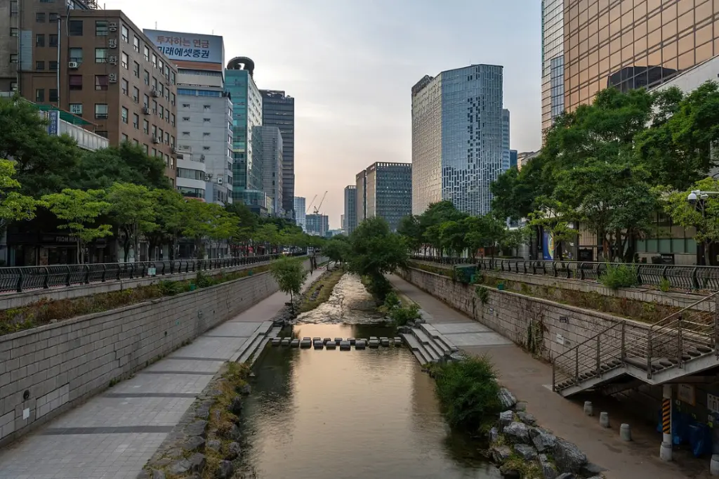 Plan large de la rivière Cheonggyecheon