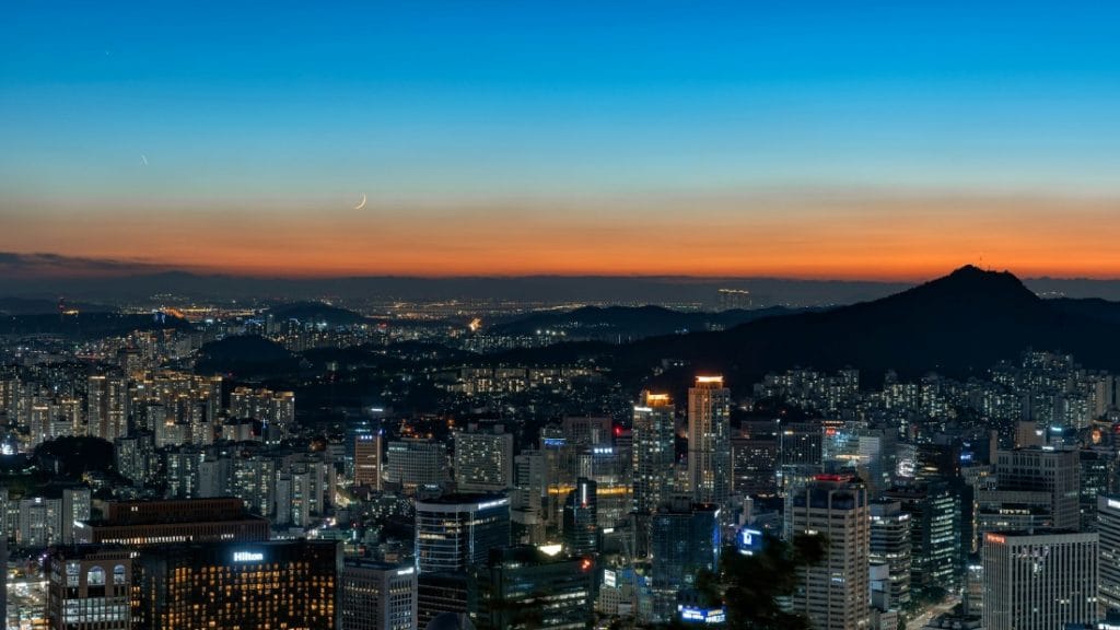 Ville de Séoul la nuit avec vur sur des buildings
