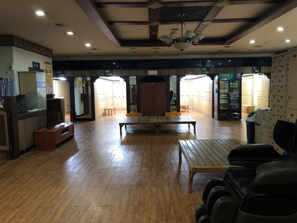 Salle d'attente d'un jjimjilbang en Corée du Sud