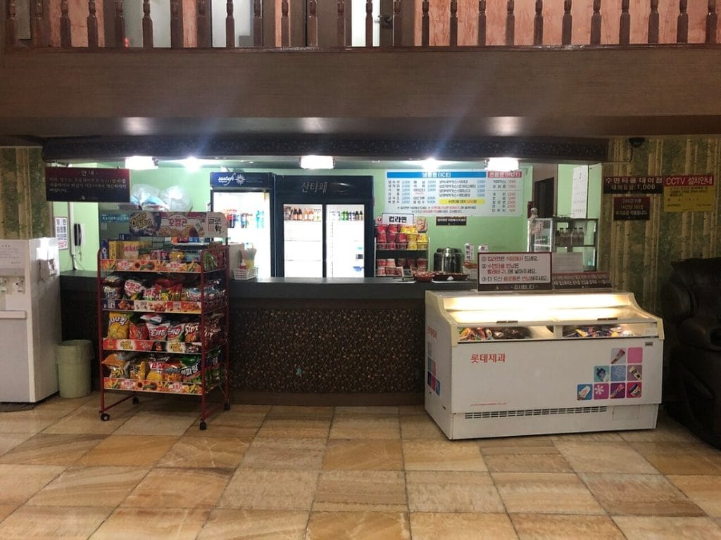 Comptoir de snacks d'un jjimjilbang en Corée du Sud