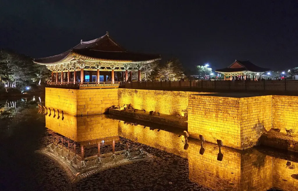 Palais Donggun illuminé la nuit se réflétant dans l'étang Wolji