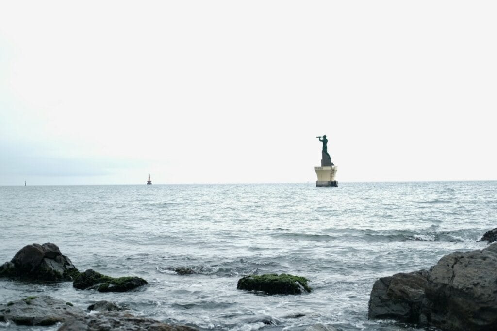 Statue en pleine mer visible depuis la plage de Haeundae