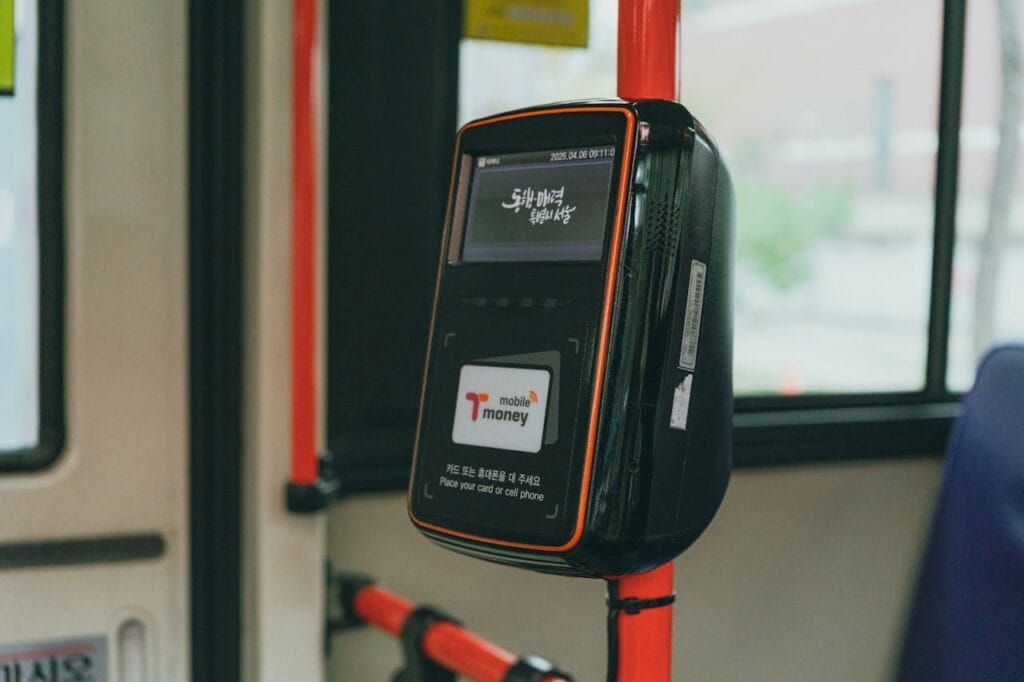 Borne de paiement pour les cartes T-Money à l'intérieur d'un bus coréen