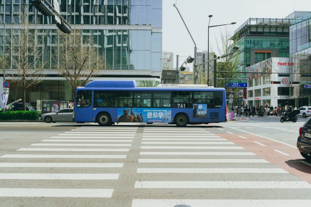 Un bus bleu sur la route dans la ville de Séoul