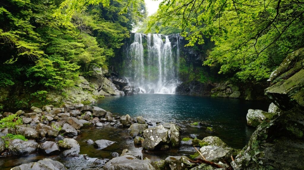 Cascade Cheonjeyeon au sud de l'Île de Jeju