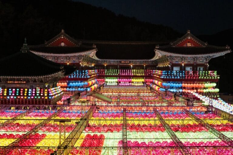 Le Temple Samgwangsa illuminé de nuit avec ses lanternes
