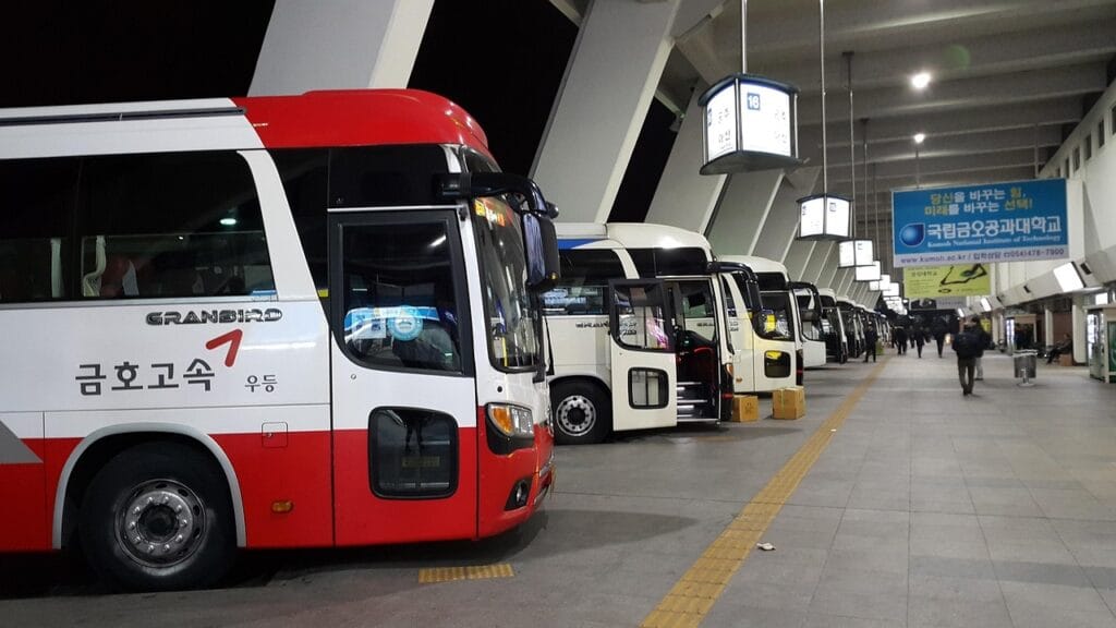 Terminal avec plein de bus express garés les uns à côté des autres
