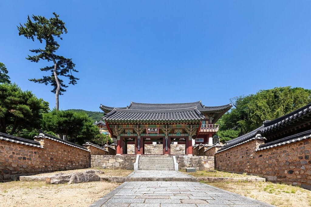 Chemin en pierre menant à la porte d'entrée du Temple Beomeosa à Busan
