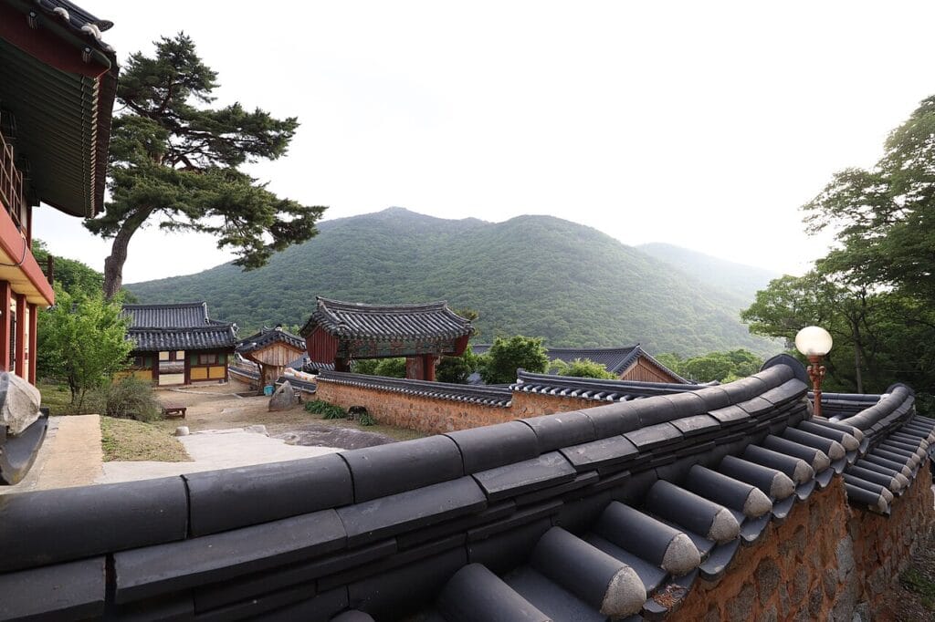 Vue panoramique sur les montagnes au nord de Busan depuis Beomeosa