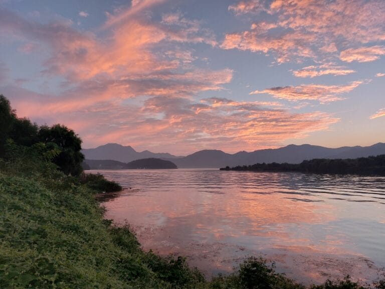 Coucher de soleil et ciel rose au lac de Chuncheon