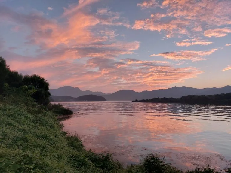 Coucher de soleil et ciel rose au lac de Chuncheon