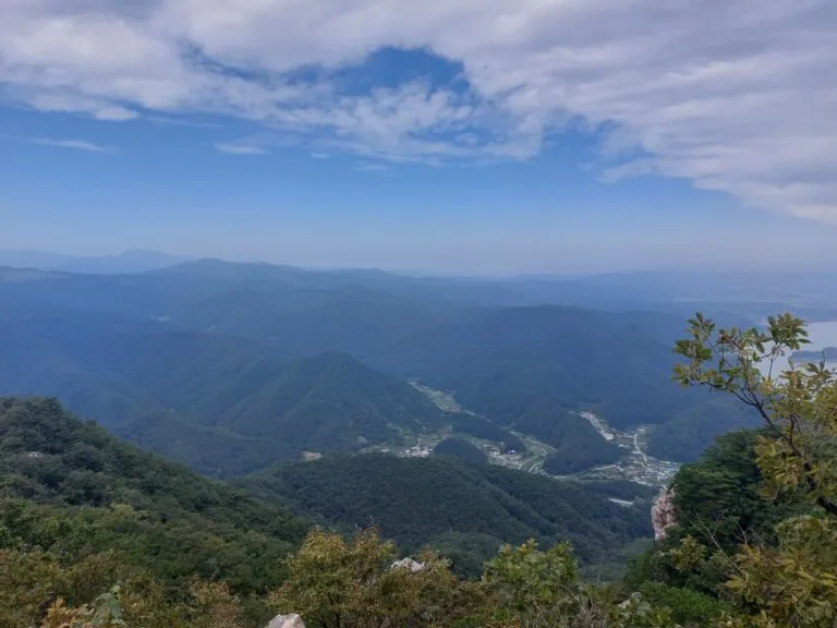 Vue sur les montagnes depuis le sommet du Mont Samaksan