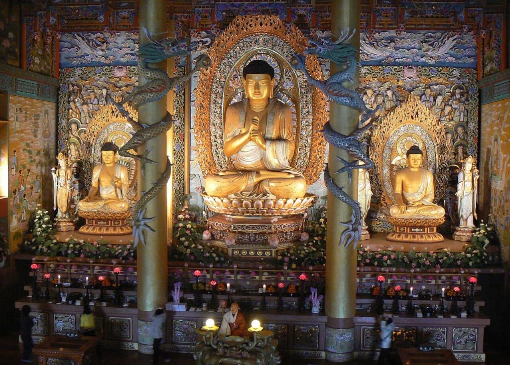 Statue de bouddha à l'intérieur du temple yakcheonsa