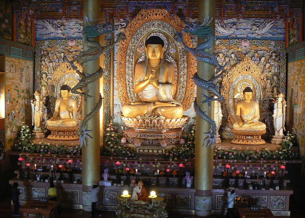 Statue de bouddha à l'intérieur du temple yakcheonsa